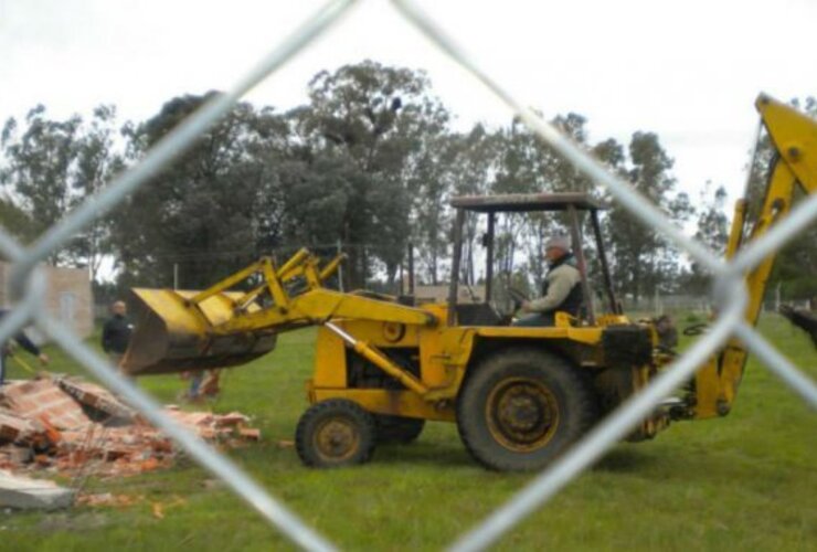 Imagen de Un vecino destruyó con una topadora dos viviendas del Plan ProCreAr