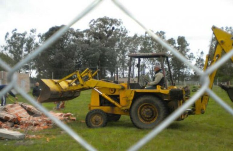 Imagen de Un vecino destruyó con una topadora dos viviendas del Plan ProCreAr