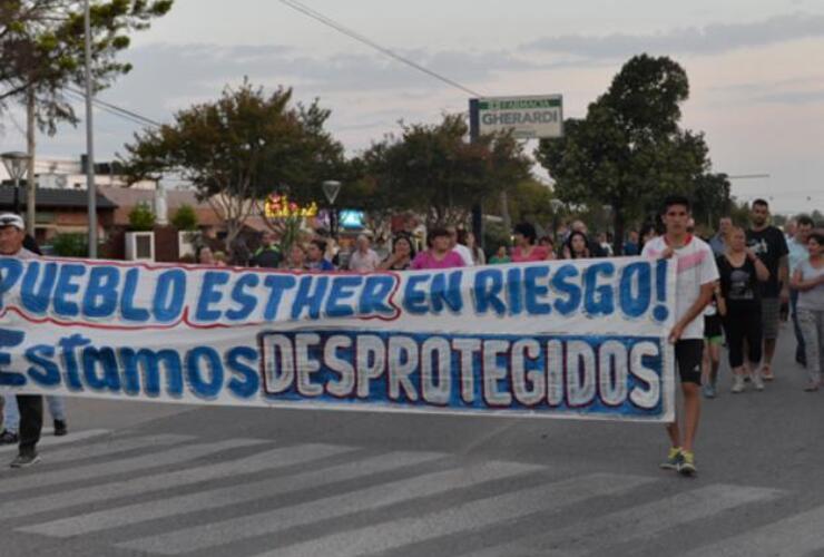 La columna partió desde San Martín y Alberdi (ruta 21), marchó tirando bombas de estruendo con una gran pancarta con la leyenda "Pueblo Esther en riesgo, estamos desprotegidos" y se detuvo frente a la subcomisaría 15ª.