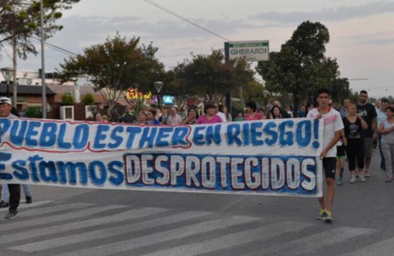 La columna parti&oacute; desde San Mart&iacute;n y Alberdi (ruta 21), march&oacute; tirando bombas de estruendo con una gran pancarta con la leyenda "Pueblo Esther en riesgo, estamos desprotegidos" y se detuvo frente a la subcomisar&iacute;a 15&ordf;.
