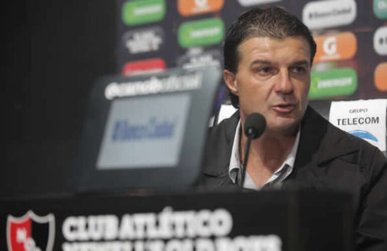 Imagen de Tras la reuni&oacute;n con los dirigentes, Raggio seguir&aacute; como DT de Newell's