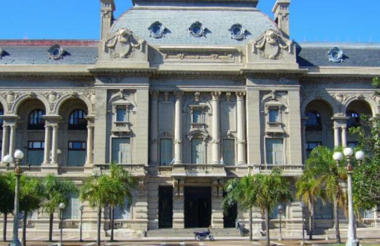 El gobierno santafesino definirá en rondas de diálogo con los gremios estatales la cifra a otorgar para compensar la alta inflación. El gobierno santafesino definirá en rondas de diálogo con los gremios estatales la cifra a otorgar para compensar la alta inflación.