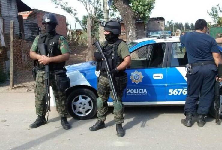 Efectivos de la TOE en uno de los domicilios allanados esta mañana.