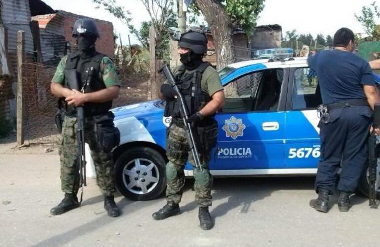 Efectivos de la TOE en uno de los domicilios allanados esta ma&ntilde;ana.