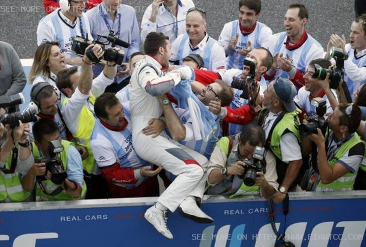 Pechito López festeja el triunfo que le dio el título en su primera temporada en el Turismo Mundial. Foto: fiawtcc.com