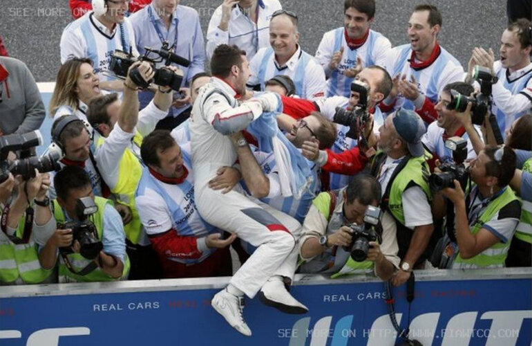 Pechito L&oacute;pez festeja el triunfo que le dio el t&iacute;tulo en su primera temporada en el Turismo Mundial. Foto: fiawtcc.com