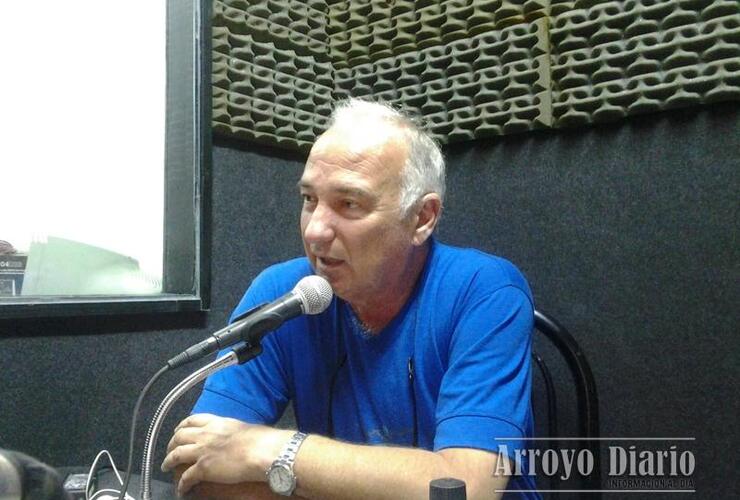 El Dr. José Luis Murina en los estudios de Radio Extremo 106.9