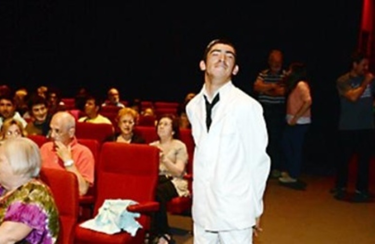 "Panchito, emocionado y de punta en blanco, supervisaba ayer la ocupación de la sala.