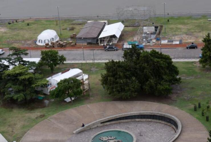 El lugar indicado. El parque Nacional a la Bandera se está preparando para recibir a la fiesta, que estiman congregará este año a unas 900 mil personas. Foto: S.Salinas. La Capital