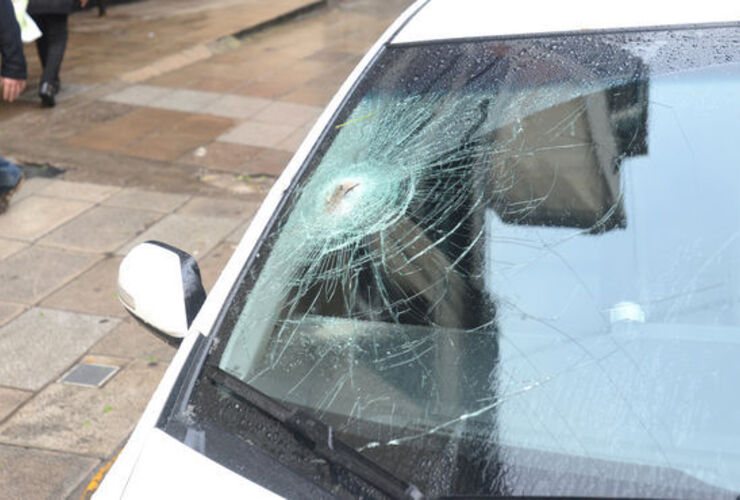 Imagen de Le dejaron un auto frente a su garaje y lo rompió con un pico