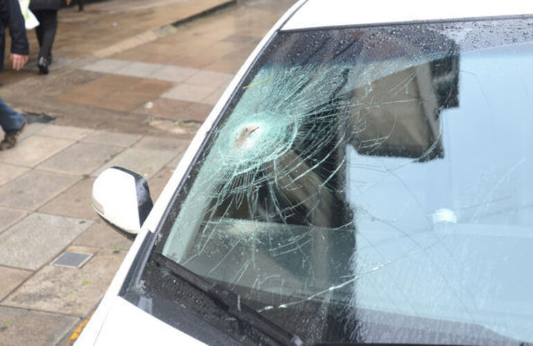 Imagen de Le dejaron un auto frente a su garaje y lo rompió con un pico