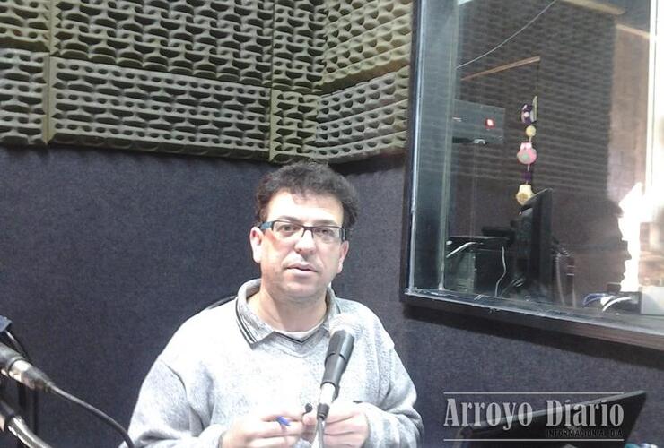 Ulises Bosco en los estudios de Radio Extremo 106.9
