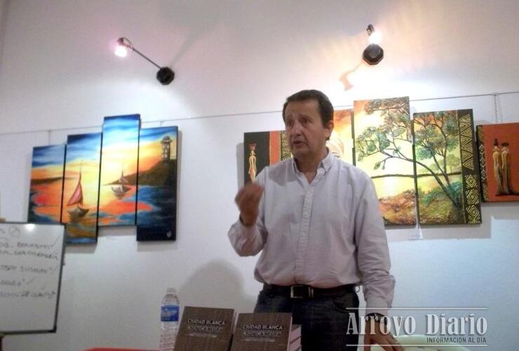 Imagen de Carlos del Frade presentó su último libro en la Biblioteca de Arroyo Seco