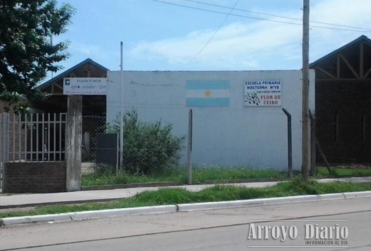 La escuela funciona en las instalaciones de la Escuela Nº 6036