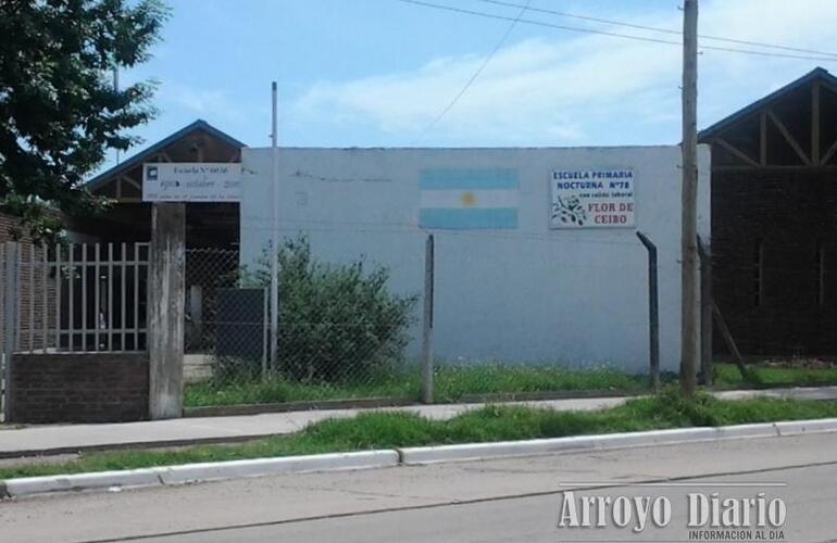 La escuela funciona en las instalaciones de la Escuela Nº 6036