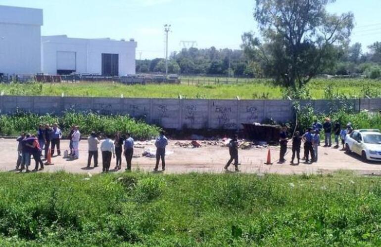 A pocos metros de Avellaneda y Circunvalación. La policía trabaja en la escena del crimen. Foto: Twitter@GabyPeraltaOk