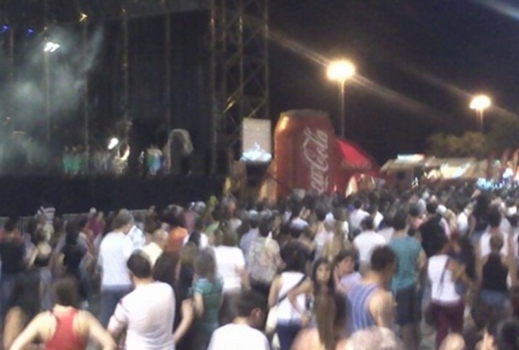 Imagen de Una multitud en el cierre de la Fiesta de Colectividades