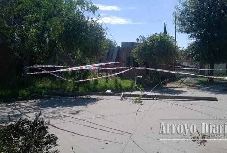 Imagen de En medio de la calle: Un poste obstaculiza el tránsito