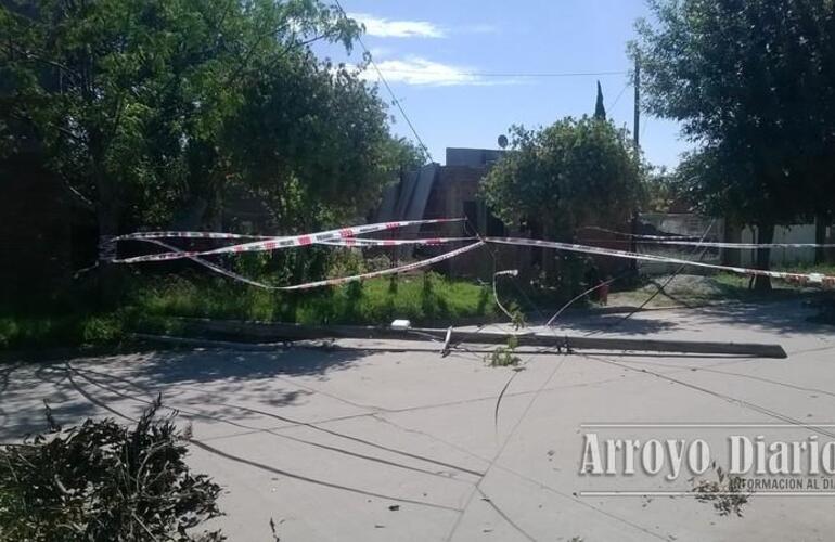 Imagen de En medio de la calle: Un poste obstaculiza el tránsito