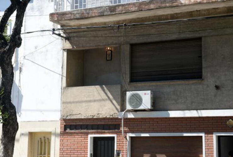 La víctima vie el robo en el balcón de la casa de su madre. Foto: E. Rodríguez Moreno. La Capital La víctima vie el robo en el balcón de la casa de su madre. Foto: E. Rodríguez Moreno. La Capital