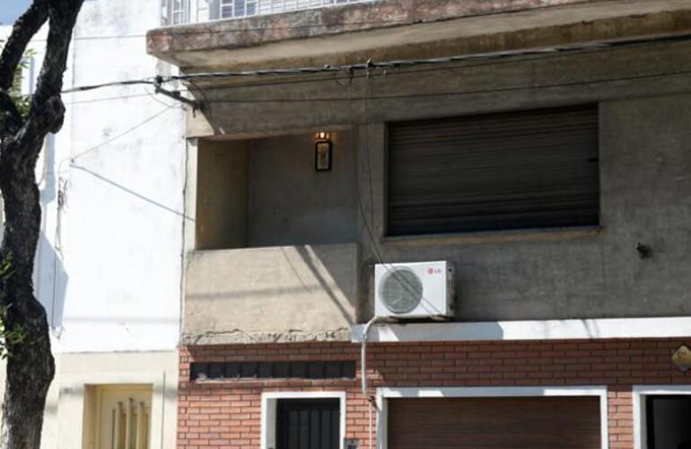 La víctima vie el robo en el balcón de la casa de su madre. Foto: E. Rodríguez Moreno. La Capital