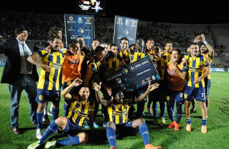 Los canallas posan con el cheque tras haber ganado la semifinal, tambi&eacute;n en San Juan. Foto: G. de los R&iacute;os