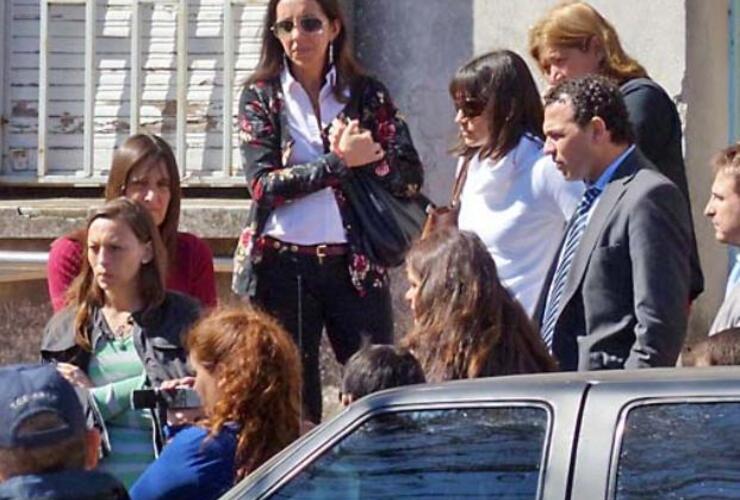 Las fiscales, la jueza y Liliana Montenegro, al arribar al hospital Eva Perón, de Granadero Baigorria.