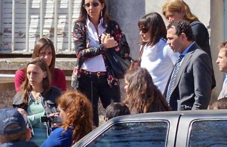 Las fiscales, la jueza y Liliana Montenegro, al arribar al hospital Eva Perón, de Granadero Baigorria.