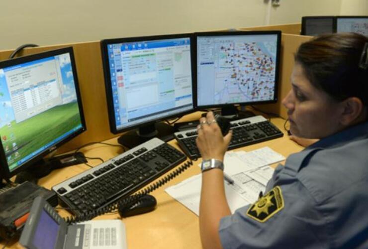 El centro de control del servicio 911 articulará acciones con la base municipal de videovigilancia.Foto: E.Rodríguez. La Capital