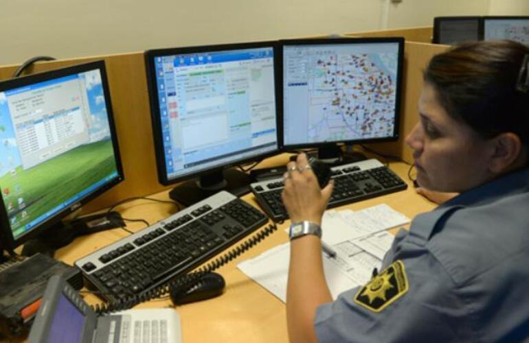 El centro de control del servicio 911 articulará acciones con la base municipal de videovigilancia.Foto: E.Rodríguez. La Capital