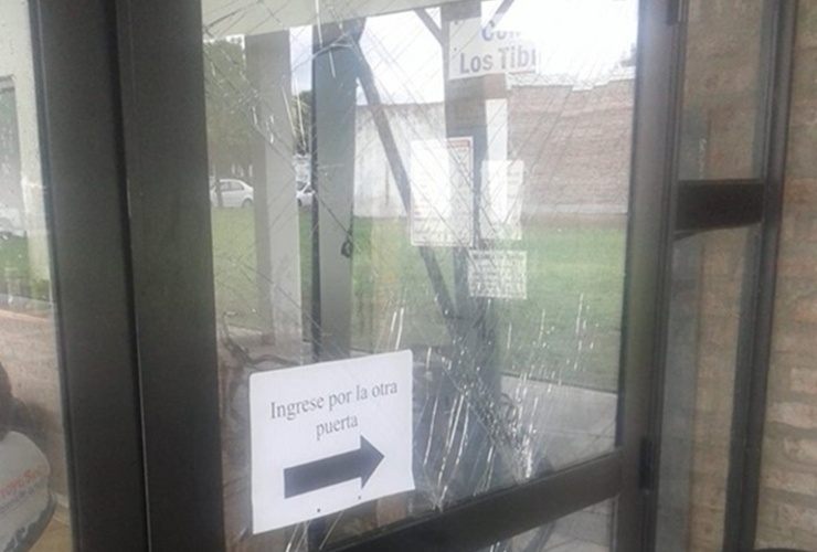 Imagen de Indignación: Destrozaron la puerta de entrada del Complejo