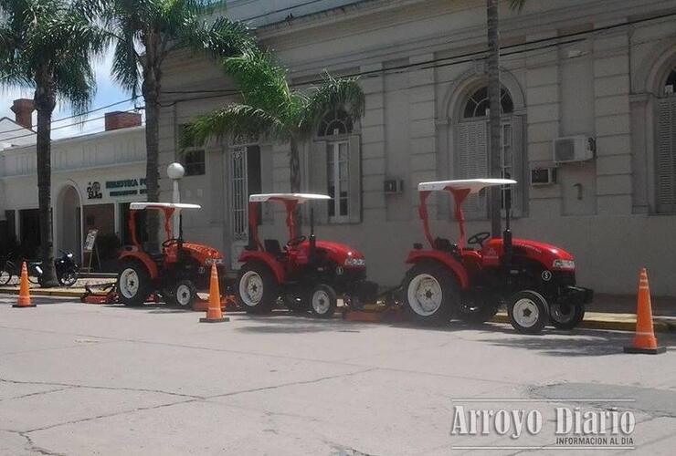 Los tractores fueron expuestos en las puertas del palacio municipal