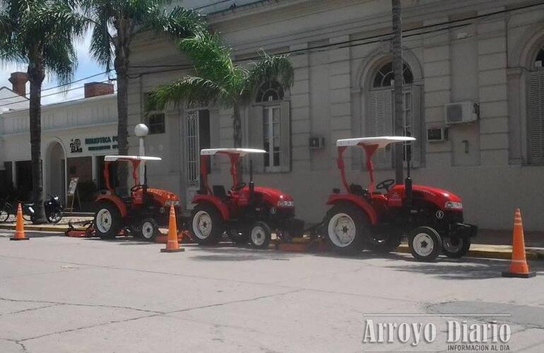 Los tractores fueron expuestos en las puertas del palacio municipal