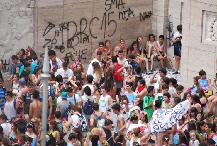 Imagen de Fein les asignará "acciones voluntarias" a las escuelas cuyos alumnos pintaron el Monumento