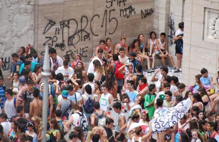 Imagen de Fein les asignará "acciones voluntarias" a las escuelas cuyos alumnos pintaron el Monumento