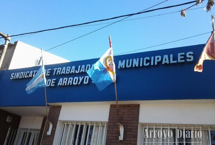 Imagen de El Sindicato de Trabajadores Municipales firmó convenios para la Temporada de Pileta 2014 / 2015
