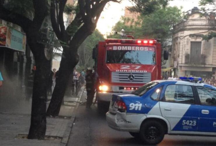 Imagen de Bomberos Voluntarios acudieron a un incendio en un Supermercado