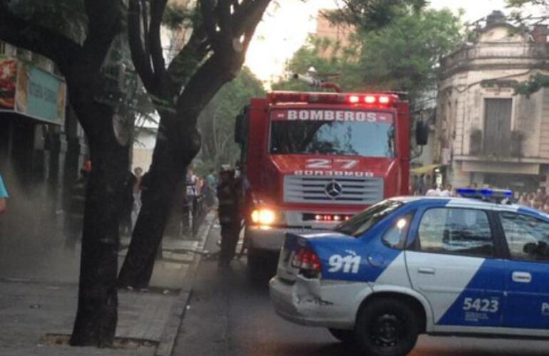 Imagen de Bomberos Voluntarios acudieron a un incendio en un Supermercado