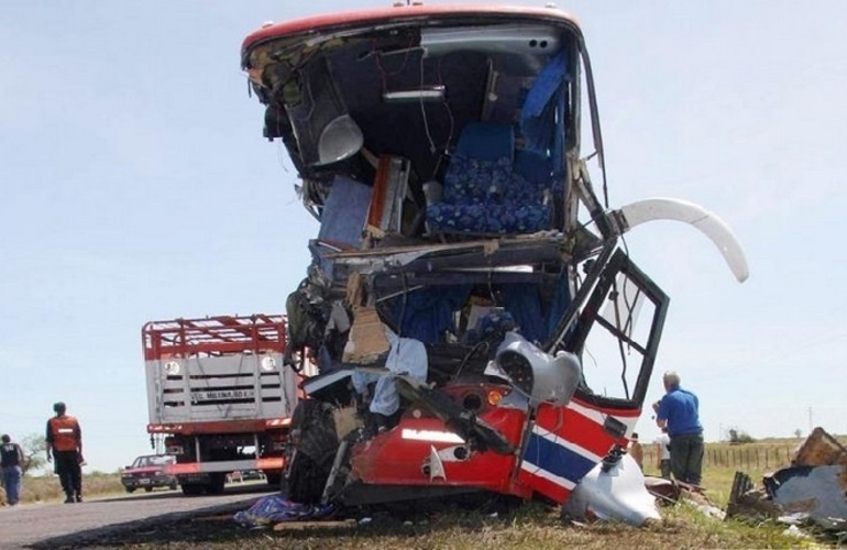 El choque dej&oacute; 12 fallecidos, entre ellos nueve estudiantes y una docente. Foto:T&eacute;lam