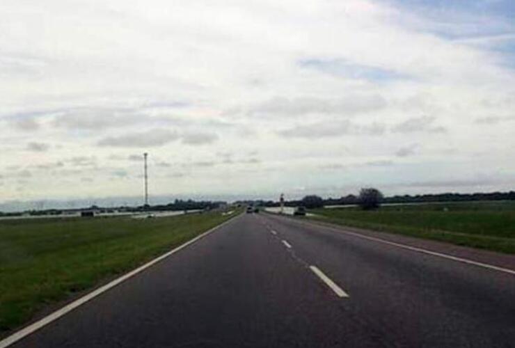 Imagen de Chocan dos camiones en la autopista Rosario-Buenos Aires a la altura de Baradero