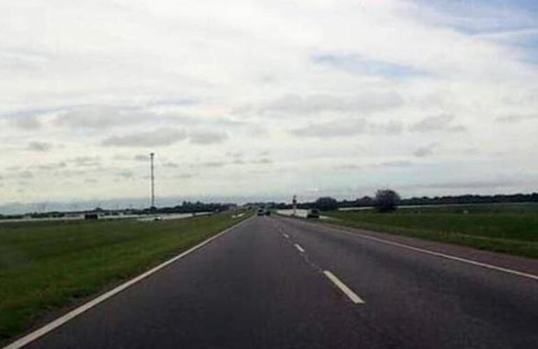 Imagen de Chocan dos camiones en la autopista Rosario-Buenos Aires a la altura de Baradero