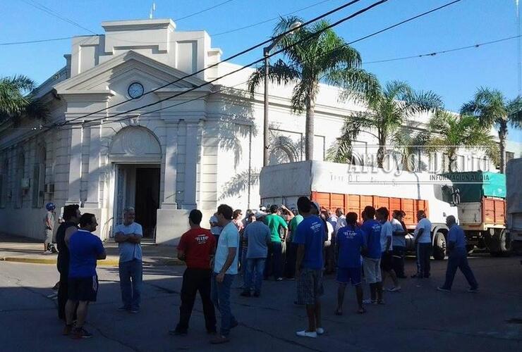 Imagen de Manifestación de camioneros frente al municipio de Arroyo Seco