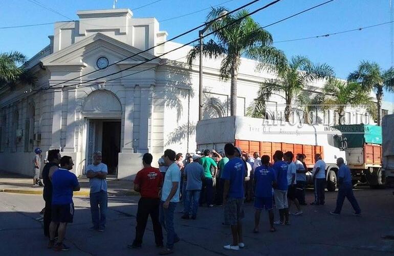 Imagen de Manifestación de camioneros frente al municipio de Arroyo Seco