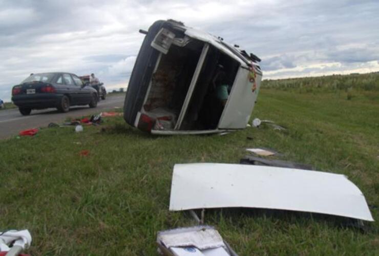 El Fiat Duna que conducía Magallanes volcó tras cruzar de carril en la autopista a Santa Fe.