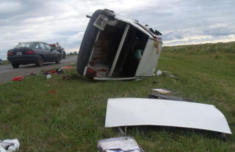 El Fiat Duna que conducía Magallanes volcó tras cruzar de carril en la autopista a Santa Fe.