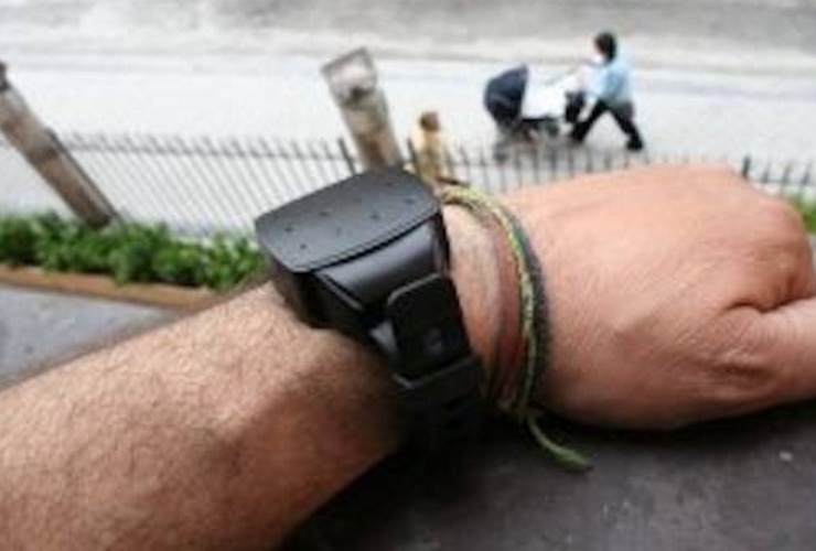 Prototipo de la pulsera que llevarán los presos domiciliarios. También pueden ajustarse a los tobillos. Foto: Hoy.com.py