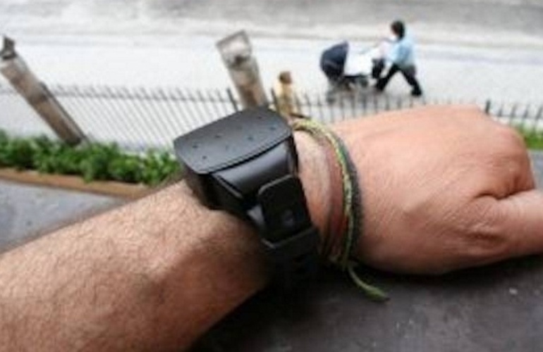 Prototipo de la pulsera que llevarán los presos domiciliarios. También pueden ajustarse a los tobillos. Foto: Hoy.com.py