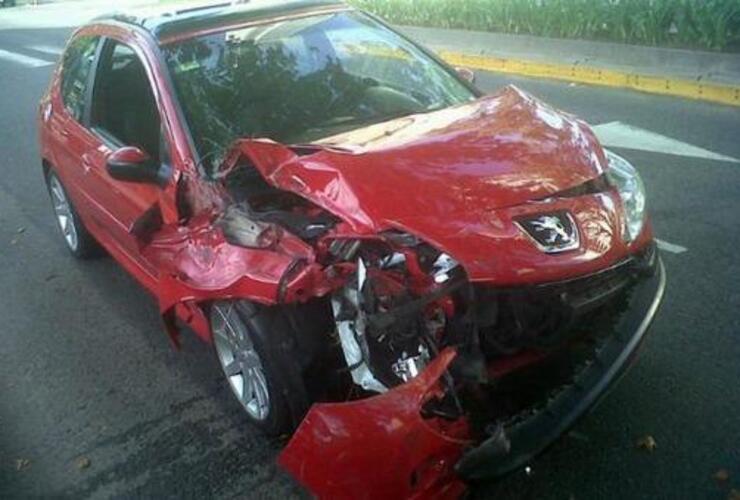 Imagen de Chocó su auto contra una camioneta y fue detenido cuando intentaba escapar