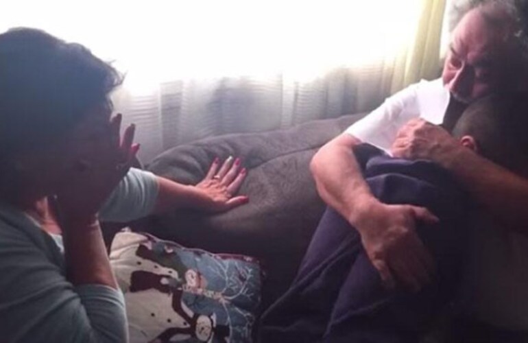 Imagen de Padres lloran por el regalo de su hijo