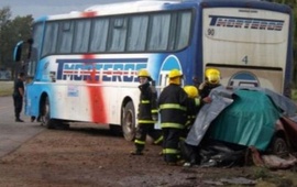 El Palio en el que viajaban los amigos quedó totalmente destrozado. Foto: Radio Belgrano Suardi